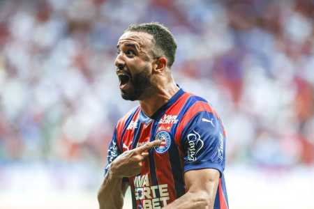 Caio Alexandre comemora gol do Bahia sobre o Fortaleza