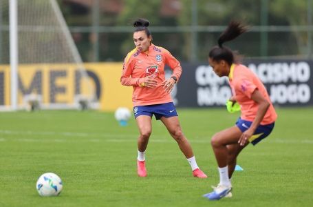 Marta durante treino da Seleção na Granja Comary