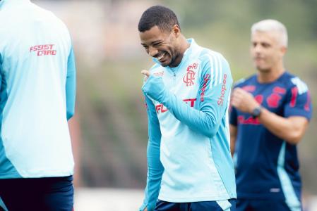 De La Cruz em atividade no Ninho do Urubu: o uruguaio é um dos pilares do Flamengo de Filipe Luís