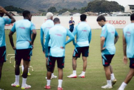 Filipe Luís, ao fundo, observa atividade do elenco do Flamengo no Ninho do Urubu