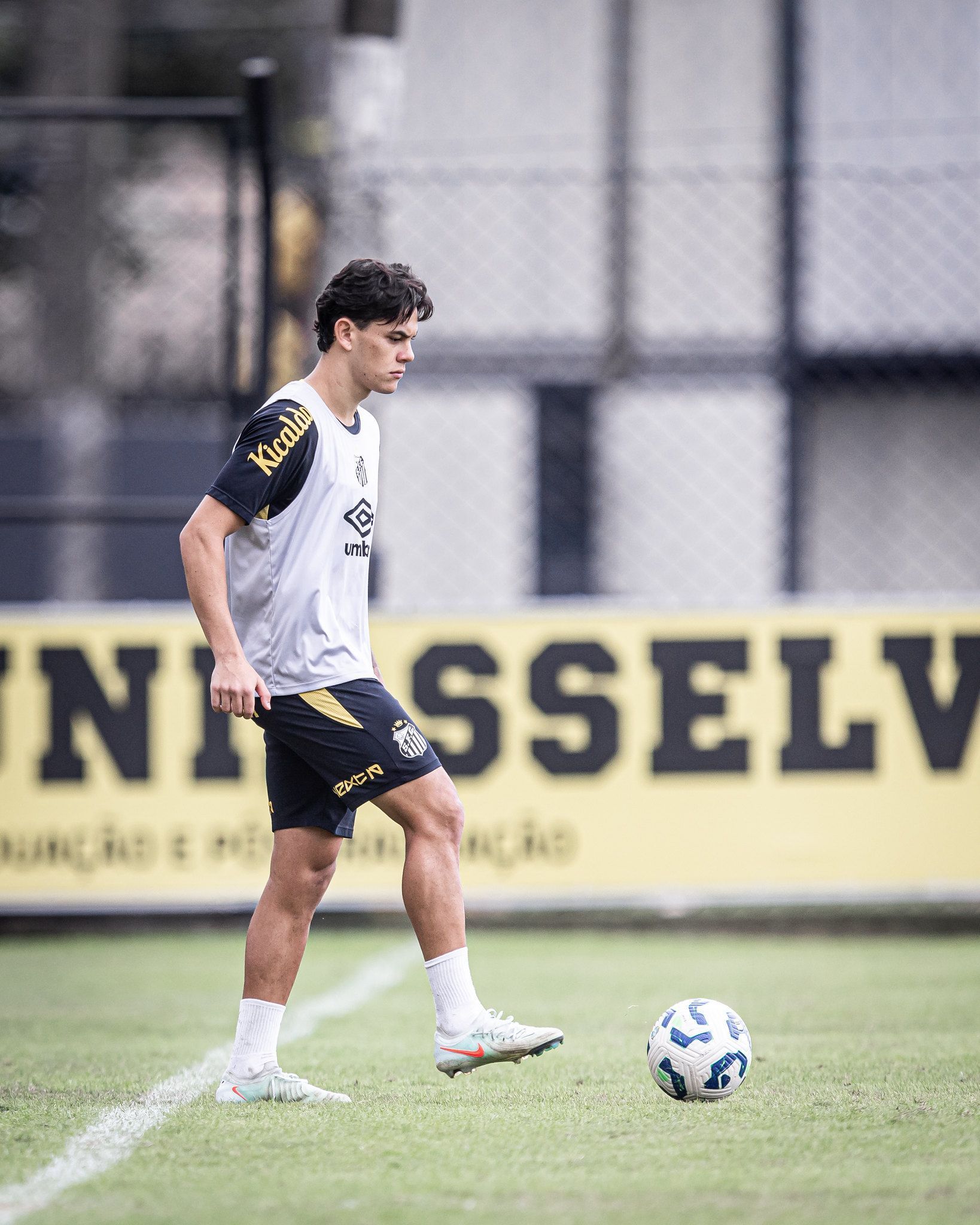 Clube europeu garante prioridade para contratar lateral do Santos