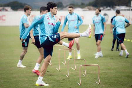 Pedro em atividade no Ninho do Urubu com o Flamengo em preparação para enfrentar o São Paulo