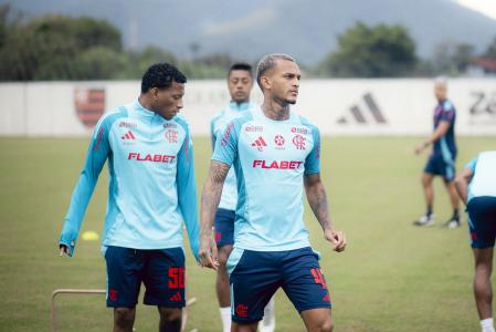 Wesley em atividade do Flamengo no Ninho do Urubu: o lateral-direito atrai propostas do futebol europeu