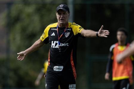 Cuca comandando treino do Atlético na Cidade do Galo