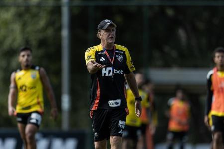 Cuca comandando treino do Atlético na Cidade do Galo