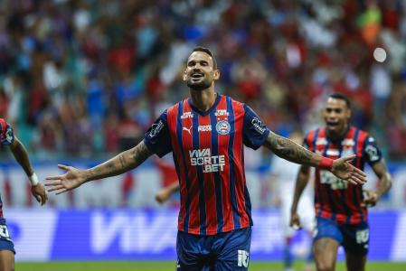 Willian José comemora gol sobre o Fortaleza
