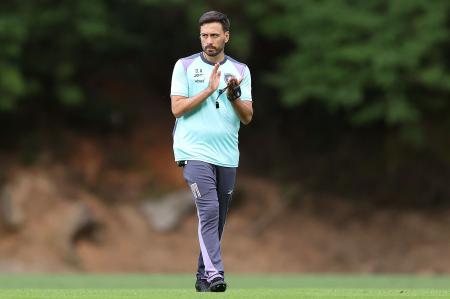 Davide Ancelotti observa atividade do Botafogo no CT Lonier
