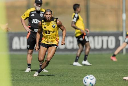 Rony durante treino do Atlético na Cidade do Galo
