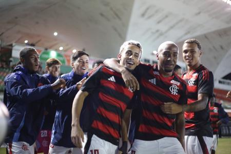 Matheus Gonçalves e Lorran comemoram em partida do Sub-20 do Flamengo