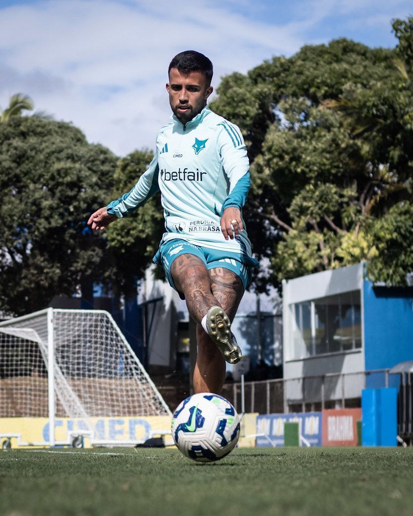 Matheus Henrique celebra um ano de estreia pelo Cruzeiro e se declara ao clube