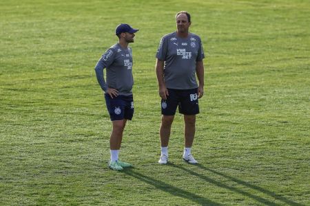 Rogério Ceni ao lado de um membro da comissão técnica do Bahia no treino desta sexta-feira (12)
