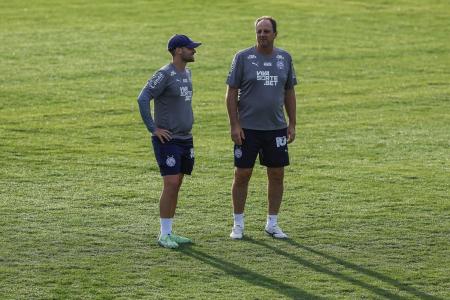 Rogério Ceni ao lado de um membro da comissão técnica do Bahia no treino desta sexta-feira (12)