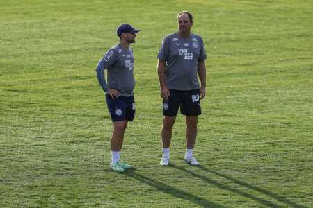 Rogério Ceni ao lado de um membro da comissão técnica do Bahia no treino desta sexta-feira (12)