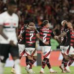 Flamengo domina o São Paulo, vence com facilidade e segue na liderança do Brasileiro