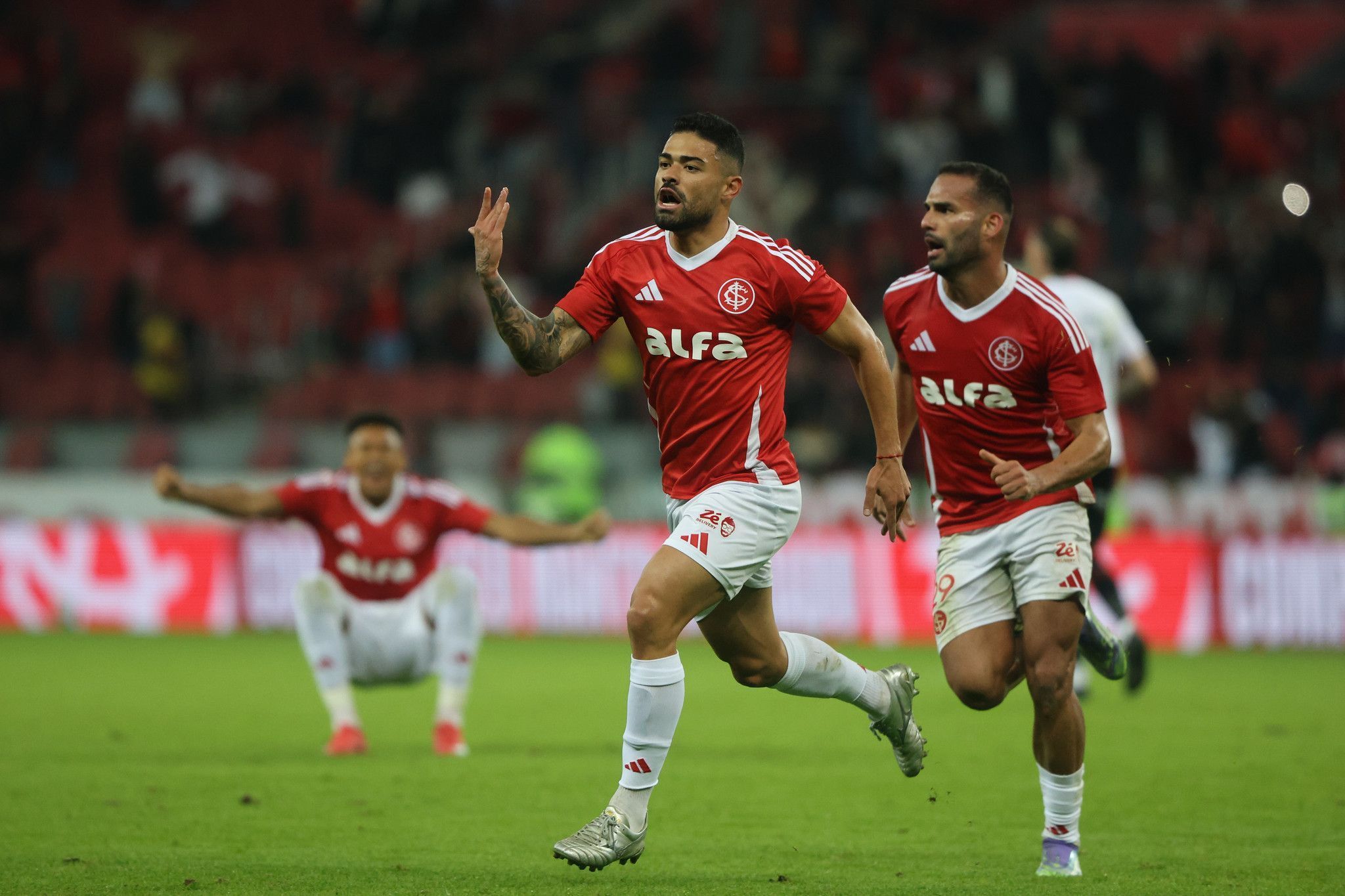 Internacional marca golaço no fim, bate Vitória e respira no Brasileirão