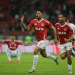 Internacional marca golaço no fim, bate Vitória e respira no Brasileirão