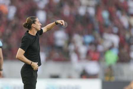Filipe Luís no comando do Flamengo em partida do Campeonato Brasileiro