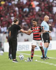 Alex Sandro teve diagnosticada lesão muscular na coxa esquerda