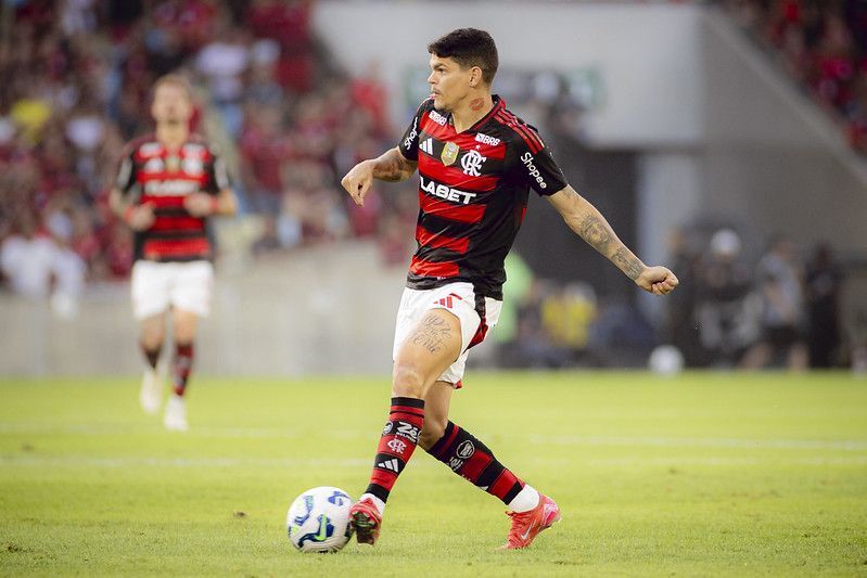 Flamengo x São Paulo: substituto de Alex Sandro, Ayrton Lucas deixa campo com 'rasgo' na canela