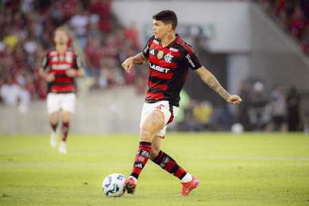 Ayrton Lucas deixou o gramado com um corte imenso na canela esquerda