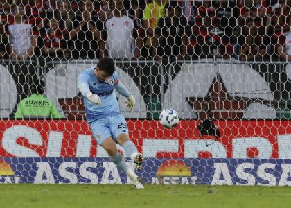 Rafael fez boas defesas, mas não conseguiu evitar a derrota para o Flamengo neste sábado (12)