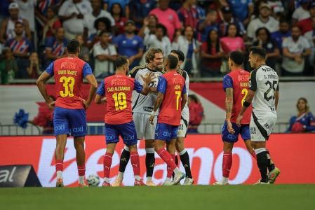Lyanco e Ademir discutindo durante jogo entre Atlético e Bahia
