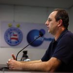 Após golaço de Hulk, Ceni sai em defesa de Marcos Felipe: 'Não pode vaiar o goleiro'