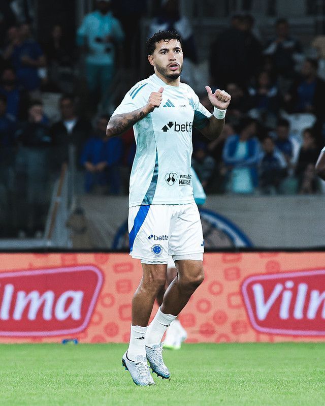 William sente dores, é substituído com 20 minutos e vira preocupação no Cruzeiro