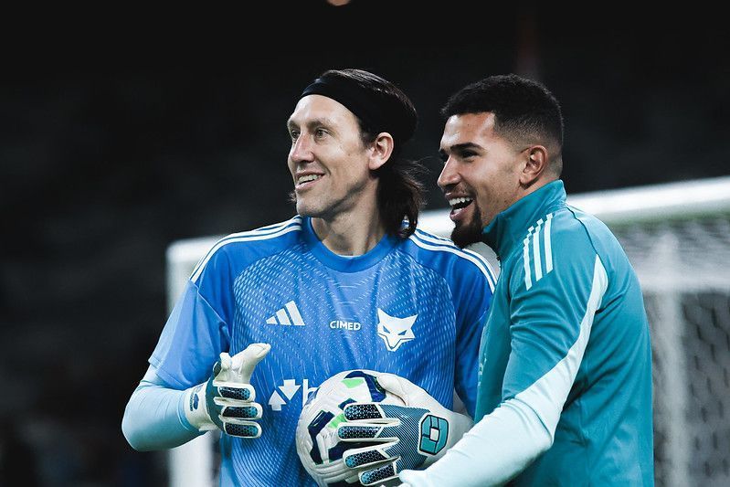 Goleiro do Cruzeiro sofre trauma na mão e vira desfalque contra o Inter