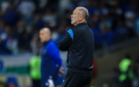 Mano Menezes à beira do campo do Estádio Mineirão, em Belo Horizonte, durante Cruzeiro 4x1 Grêmio