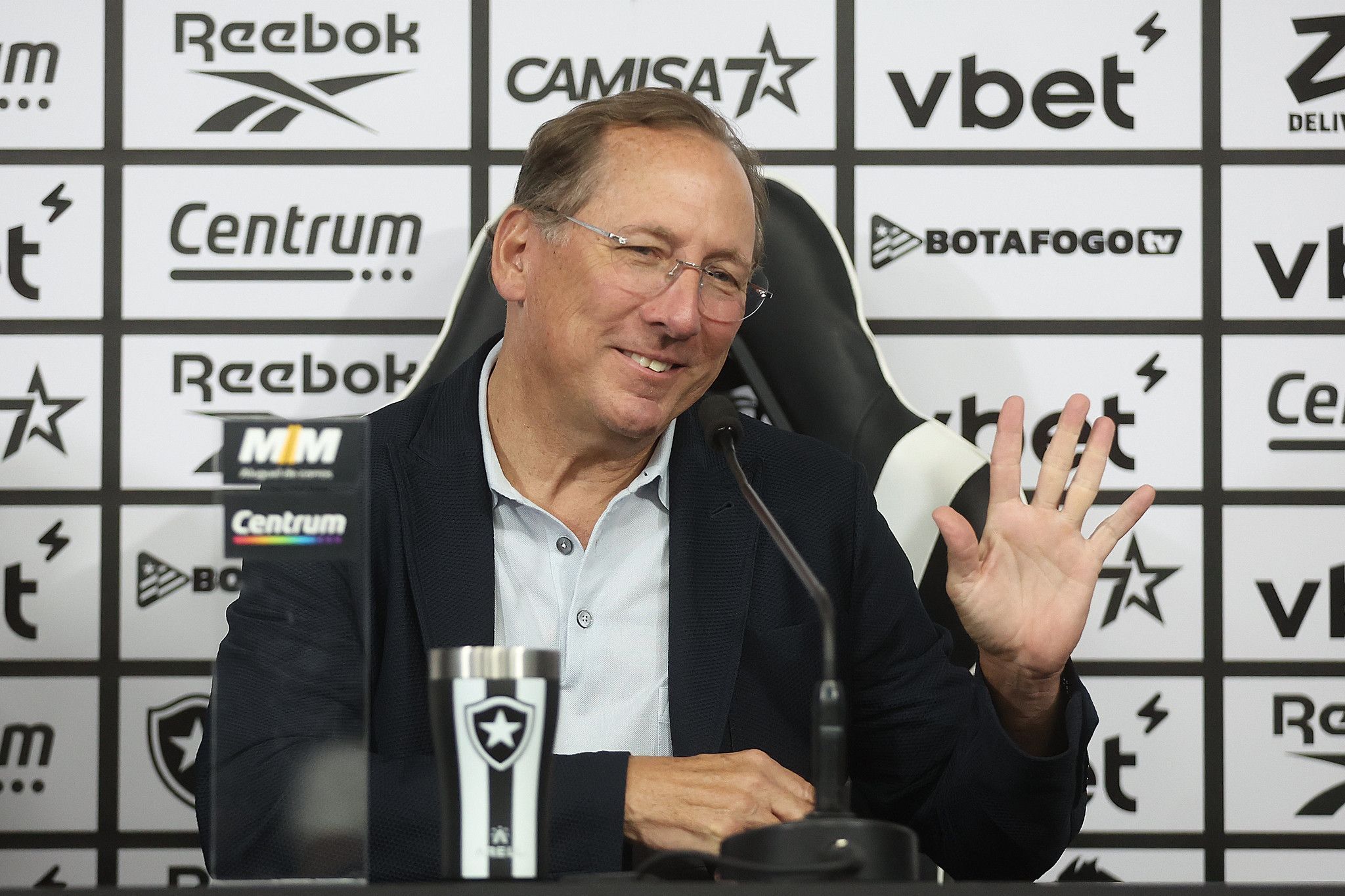John Textor cita Leila Pereira e rebate declaração de PVC: 'Ele é palmeirense'
