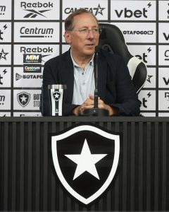 109256546-john-textor-botafogo-x-vitoria-pelo-campeonato-brasileiro-no-estadio-nilton-santos-23.avif