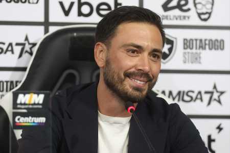 Davide Ancelotti durante sua entrevista de apresentação como técnico do Botafogo