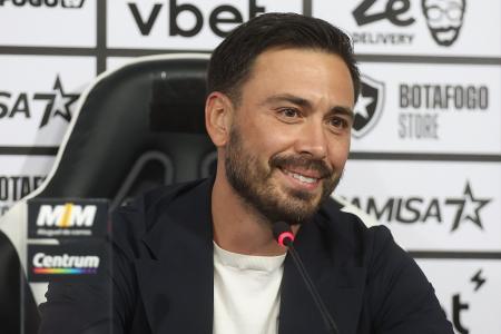 Davide Ancelotti durante sua entrevista de apresentação como técnico do Botafogo