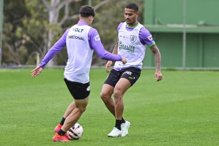 Breno Teixeira (à dir.) em ação durante treino do América no CT Lanna Drumond