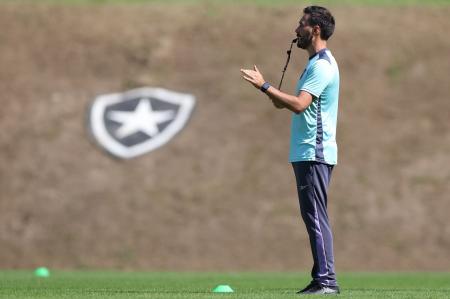 Davide Ancelotti observa atividade do Botafogo no CT Lonier