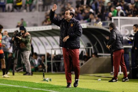 Técnico Daniel Paulista passa orientações para o time durante jogo contra o Juventude