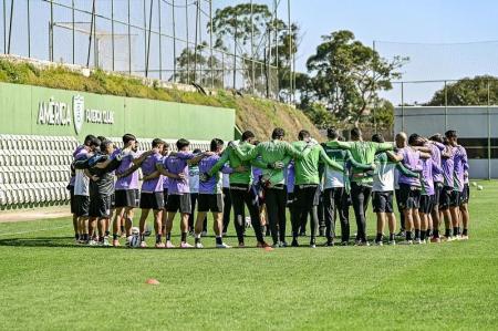 Elenco do América no CT Lanna Drumond