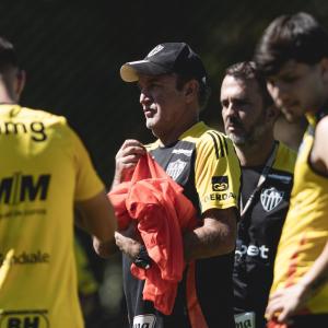 Técnico Cuca comandando treino do Atlético na Cidade do Galo