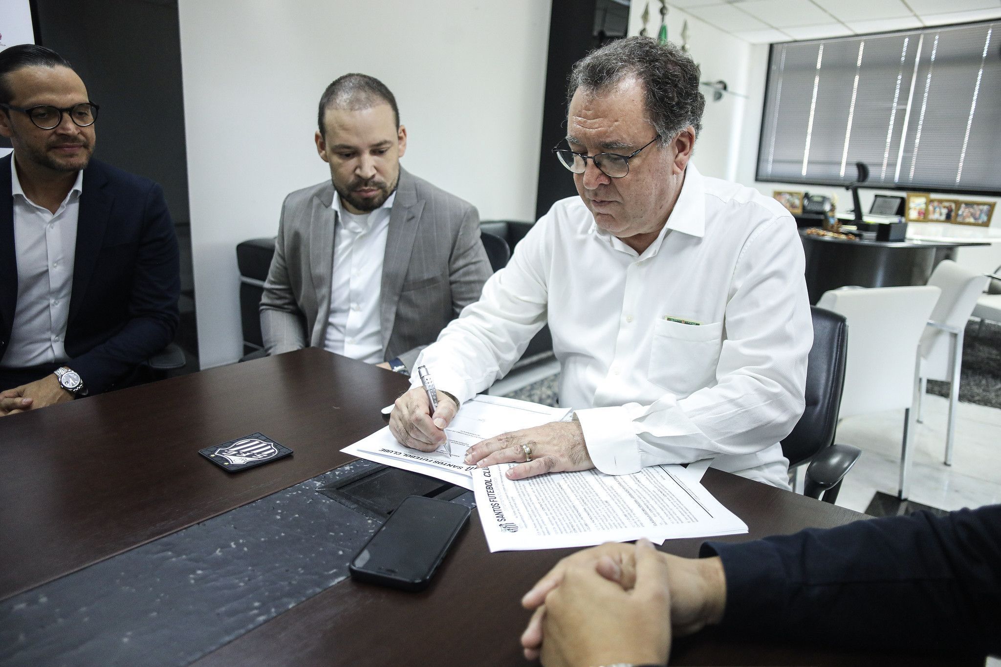 Presidente do Santos discute com CBF a redução do número de rebaixados no Brasileiro