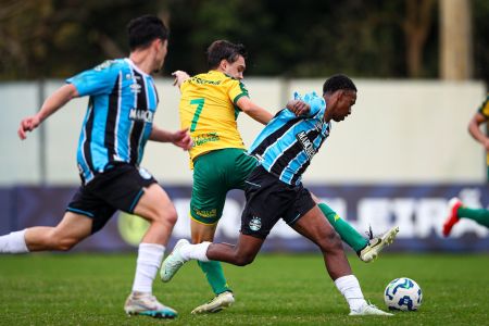 Jogadores de Cuiabá e Grêmio em duelo pelo Brasileiro Sub-20