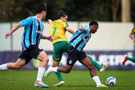 Jogadores de Cuiabá e Grêmio em duelo pelo Brasileiro Sub-20