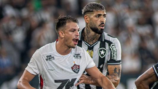 Zé Marcos, do Vitória, e Barboza, do Botafogo, brigam por espaço em jogo do primeiro turno do Brasileirão