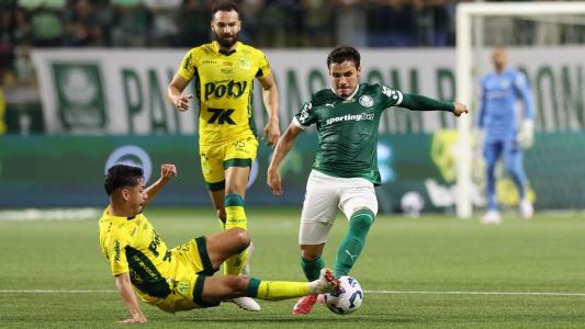 Veiga disputa jogada na partida entre Palmeiras e Mirassol, pelo Campeonato Brasileiro