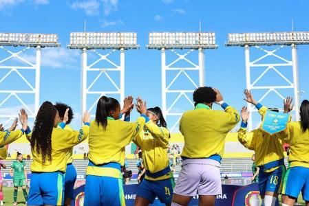Jogadoras do Brasil antes de jogo contra a Bolívia