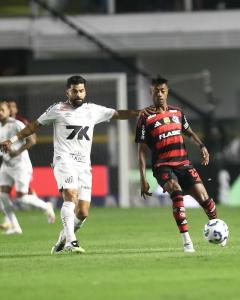 Bruno Henrique está suspenso para o duelo contra o Fluminense, no domingo (20)