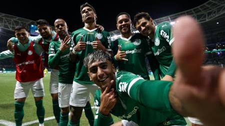 Facundo Torres marcou contra o Mirassol e fez a tradicional comemoração da 'selfie'