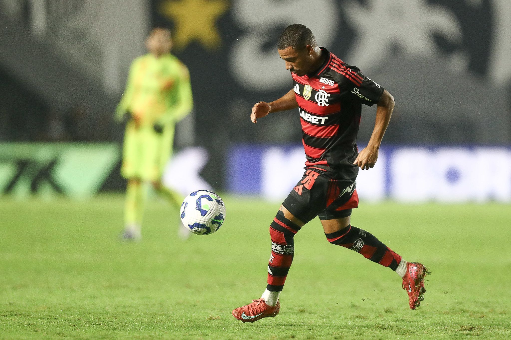 Médico do Flamengo diz em grupo que lesão de De La Cruz é 'irreparável'