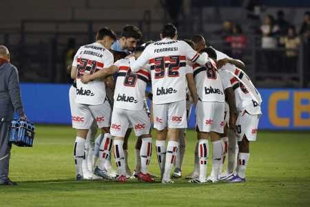 Time do São Paulo formando uma corrente antes de jogo do Brasileirão
