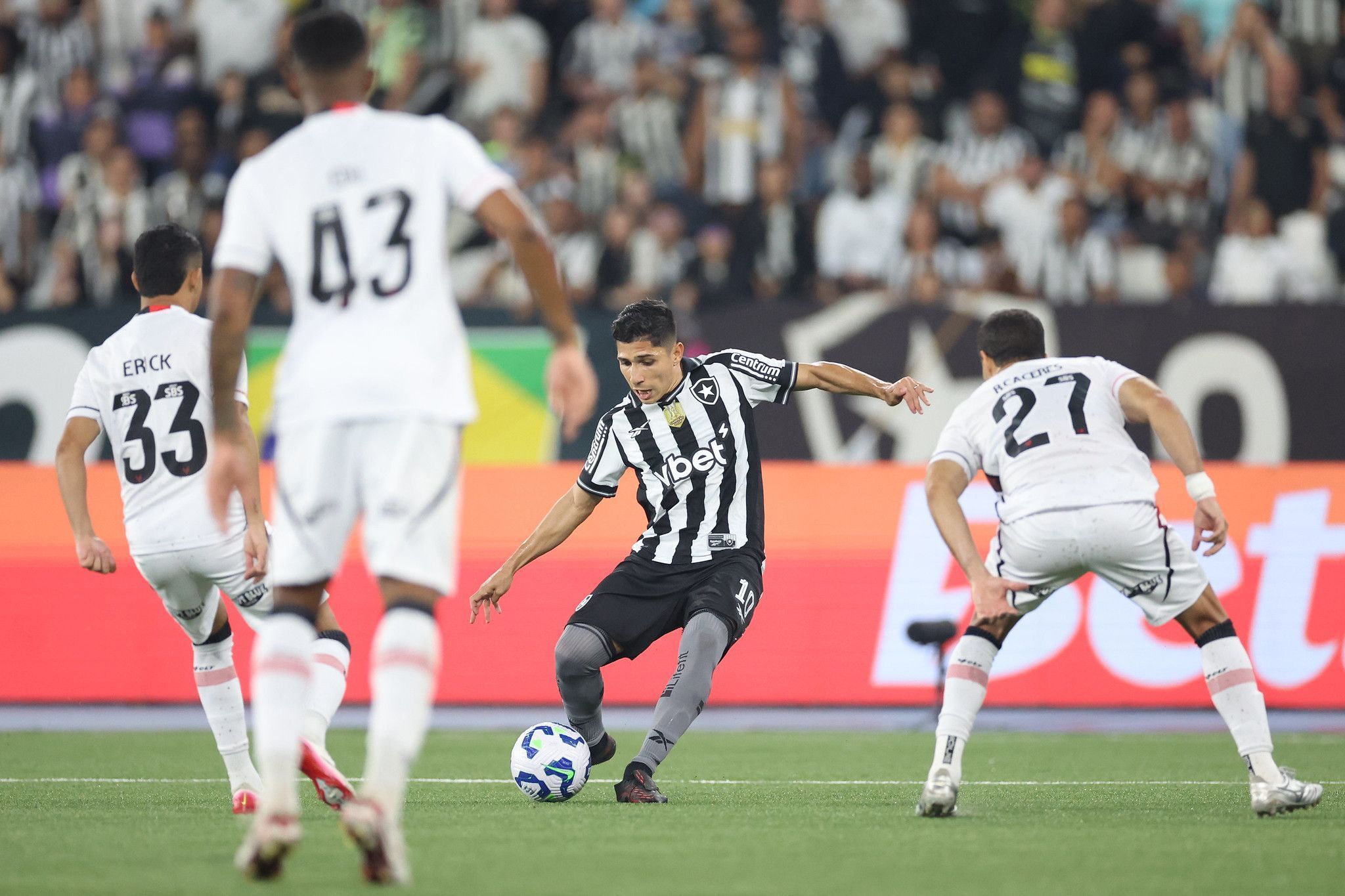 Ancelotti define posição de Savarino e pede adaptação do Botafogo a atacante